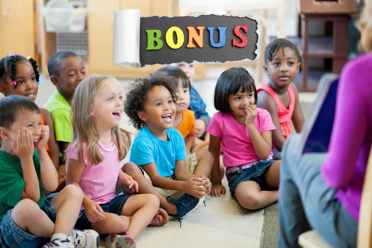 Bambini piccoli sorridenti in classe, ascoltano con attenzione un insegnante con la scritta "BONUS" esposta sopra di loro, che promuove l'iniziativa Bonus Nido Lazio 2024.