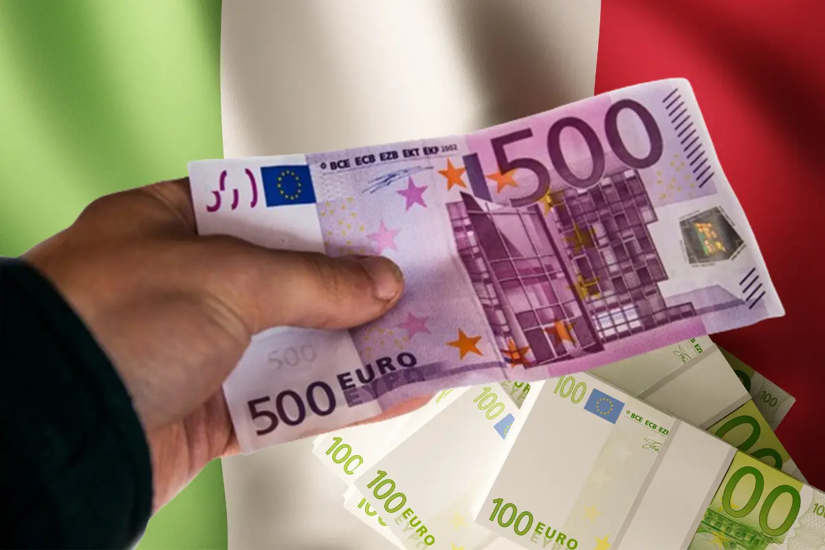 Mano che tiene una banconota da 500 euro con la bandiera italiana sullo sfondo, che evidenzia i benefici finanziari del Bonus Asilo Nido 2024 della Regione Lazio.