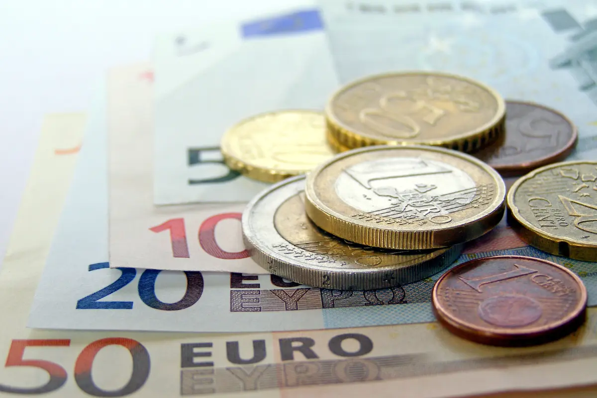 Banconote e monete in euro per la pensione di ottobre 2024