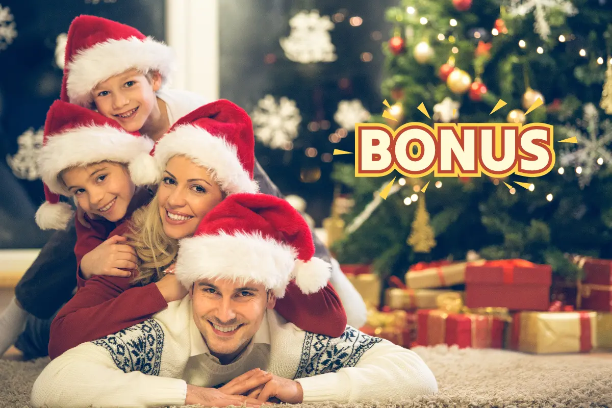 Famiglia felice con cappelli di Natale e scritta Bonus per Bonus Natale