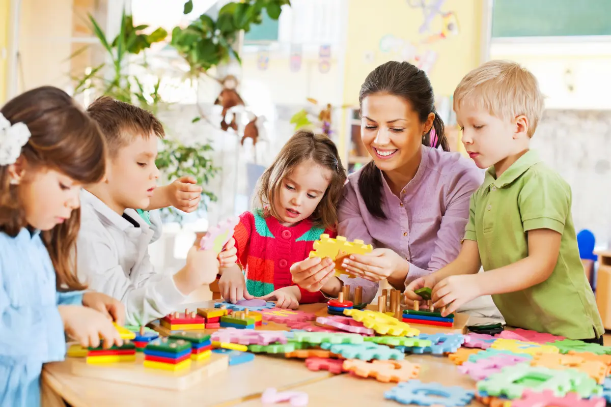 Insegnante che aiuta bambini con giocattoli e materiali didattici Carta del Docente 2024/2025