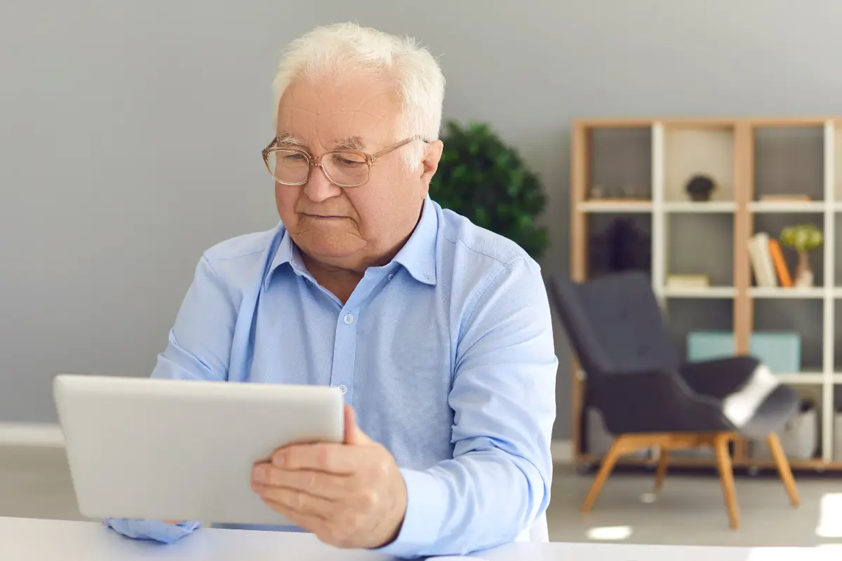 Gestione digitale ADI anziano tablet