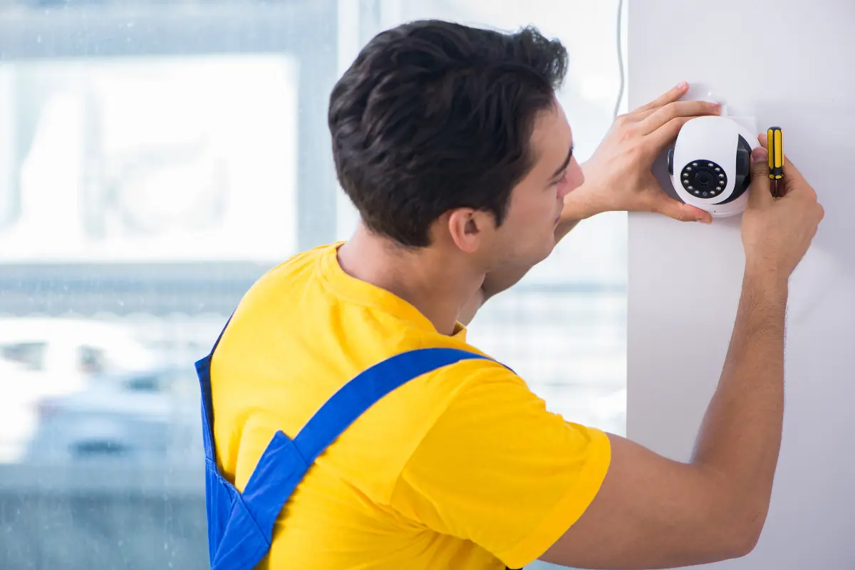 Tecnico installa telecamera per Bonus Sicurezza e Videosorveglianza 2025