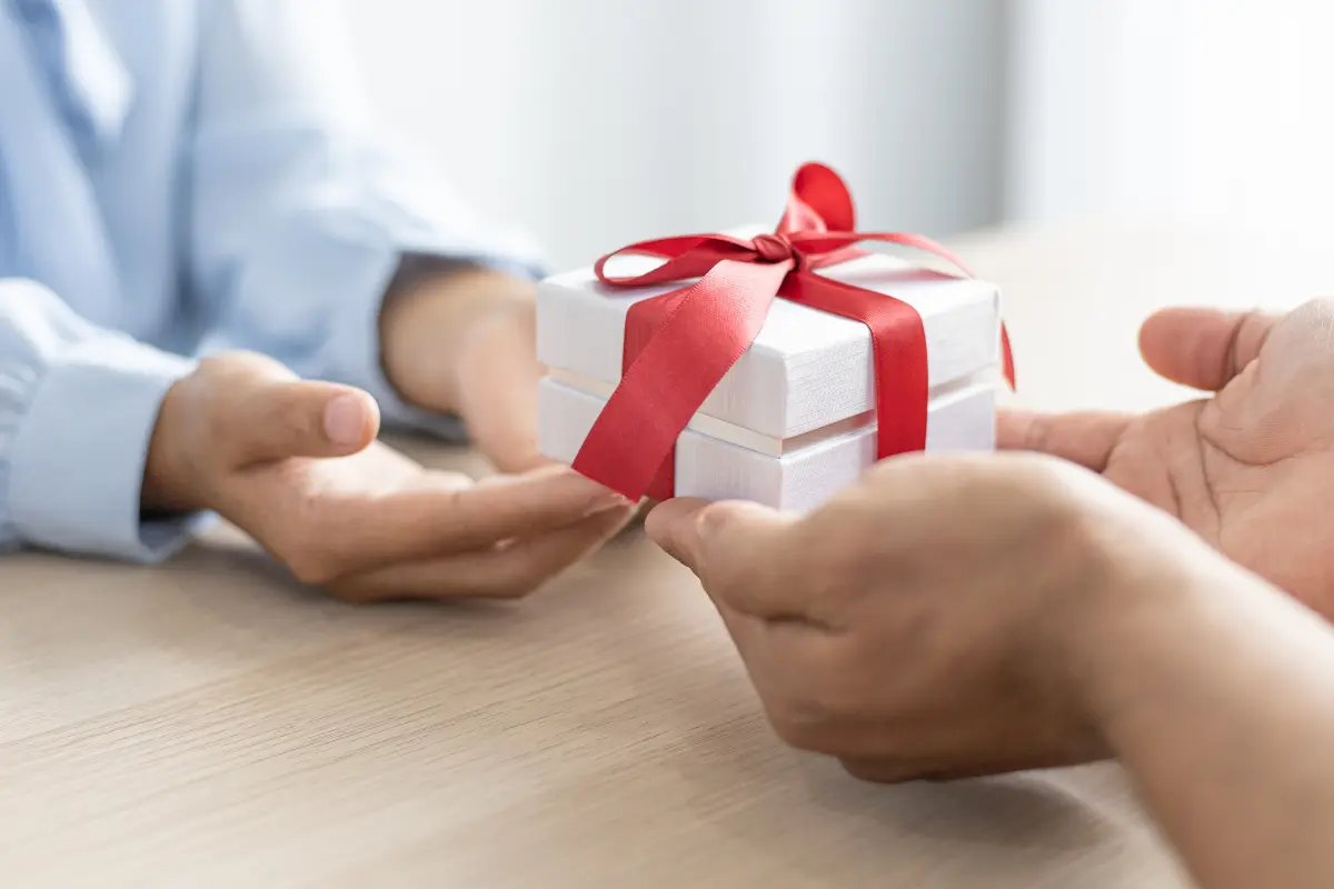 Consegna simbolica dei bonus e indennità per disoccupati
