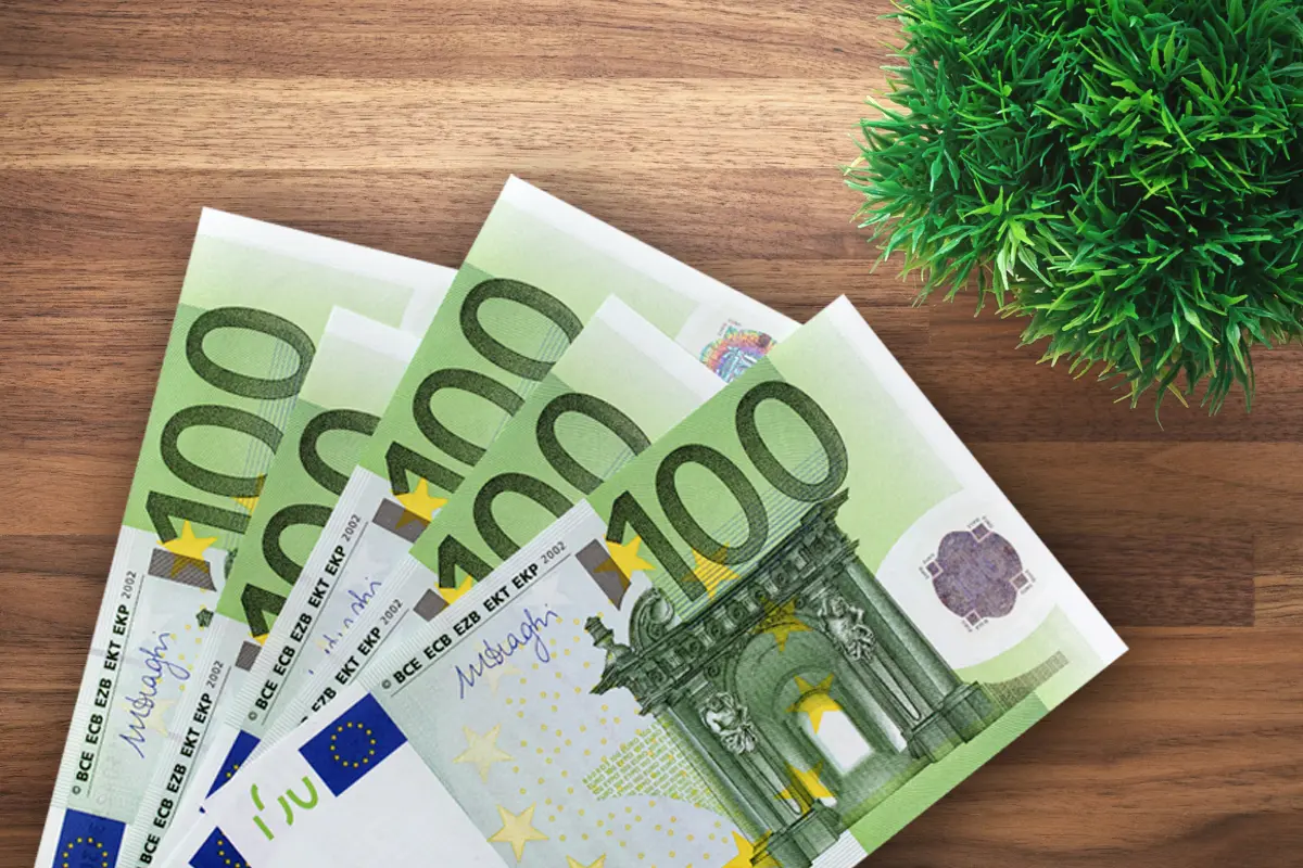 Banconote da 100 euro per pagamento cedolino pensioni INPS gennaio 2025