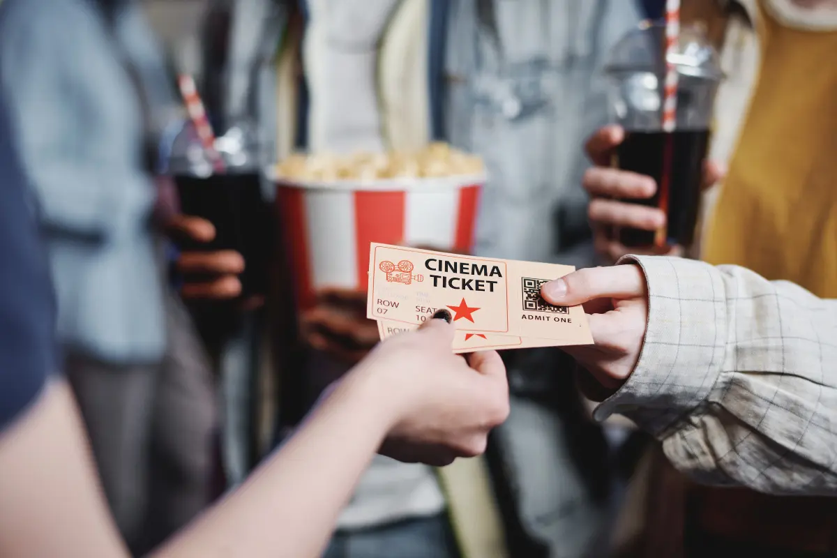 Una persona che acquista un biglietto del cinema con il "Bonus Cultura 2025".