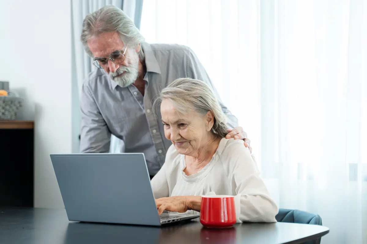 Coppia di anziani controlla il cedolino pensioni INPS gennaio 2025 online