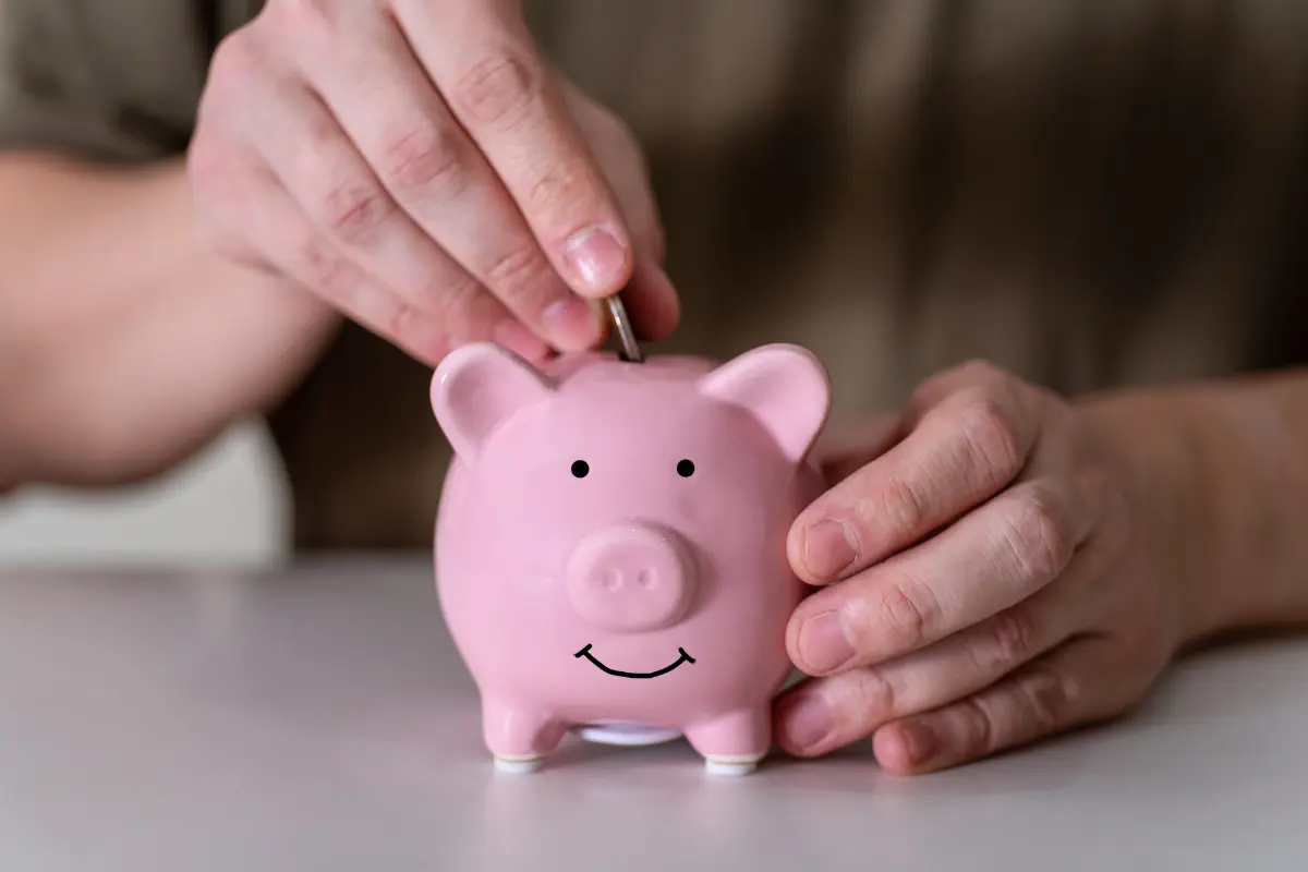 Risparmio e agevolazioni ISEE 2025: salvadanaio rosa per bonus e benefici economici